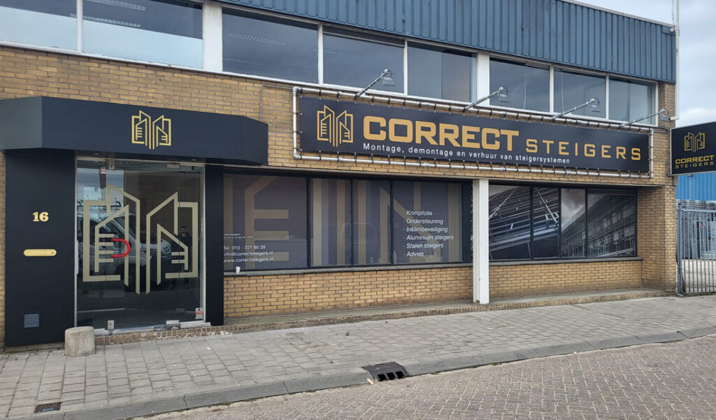 Steigerbouw, steigers, correct steigers, gevel reclame, freesletters, doosletters