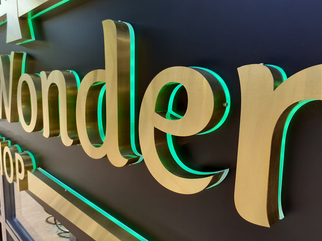 gevel reclame, freesletters, doosletters, licht, verlicht