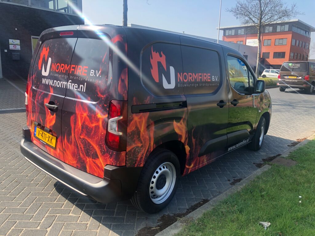 Autobelettering, auto, plakken, folie, wrap, bus