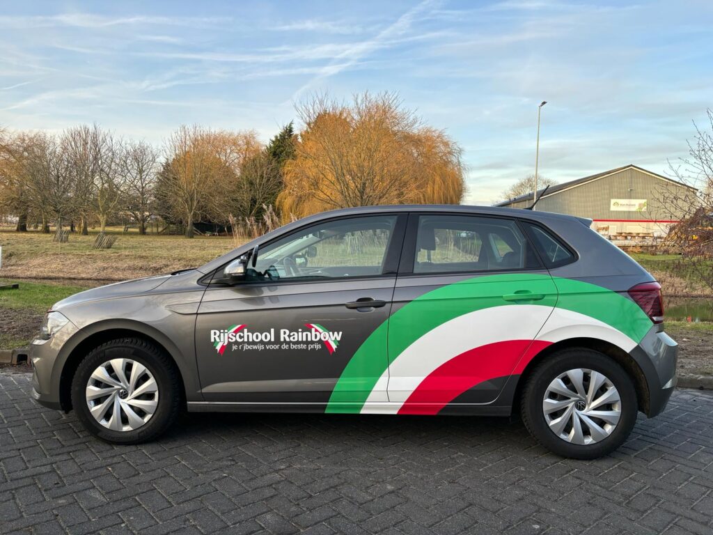 Autobelettering, auto, plakken, folie, wrap, rijschool